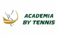 Academia de tênis moderna com quadra ao ar livre, equipamentos de treino, ambiente acolhedor e instrutores especializados para todas as idades.