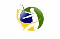 Imagem de um técnico instalando um aquecedor de água em uma residência moderna e bem iluminada.